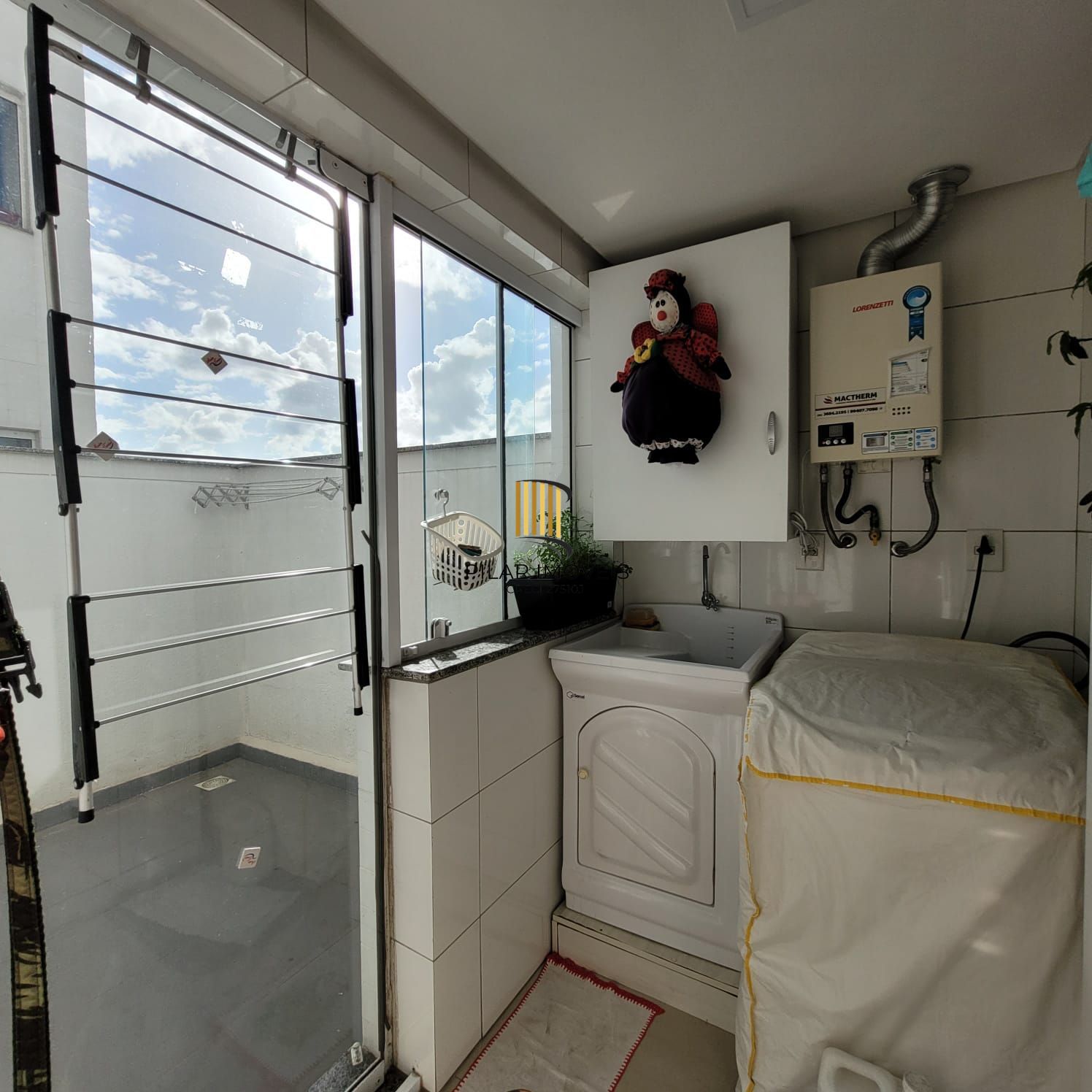 Apartamento com terraço, sacada, churrasqueira, 1 dor no Centro de Tramandaí