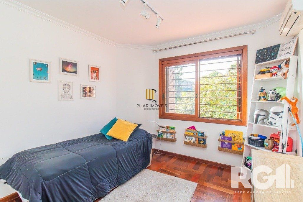 Casa espaçosa com 3 dormitórios, pátio com piscina e 4 vagas