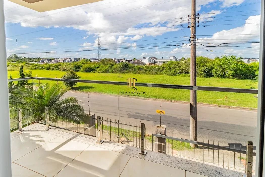 Casa térrea com 3 dormitórios, suíte e 2 vagas.