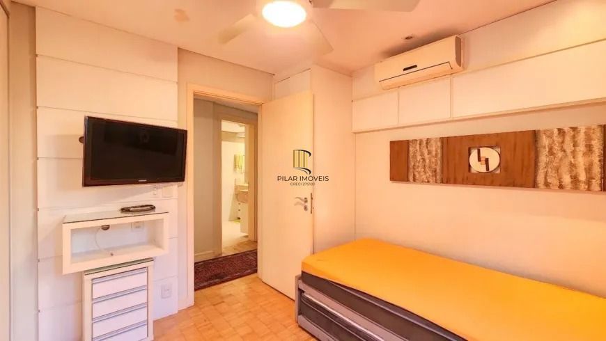Apartamento 3 dormitórios, suíte, semimobiliado e duas vagas de garagem.