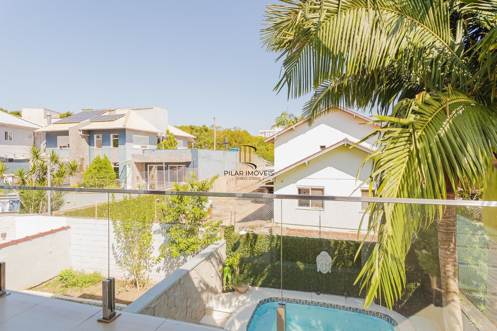 Casa de alto padrão com elevador e piscina acessível em condomínio no Passo das Pedras