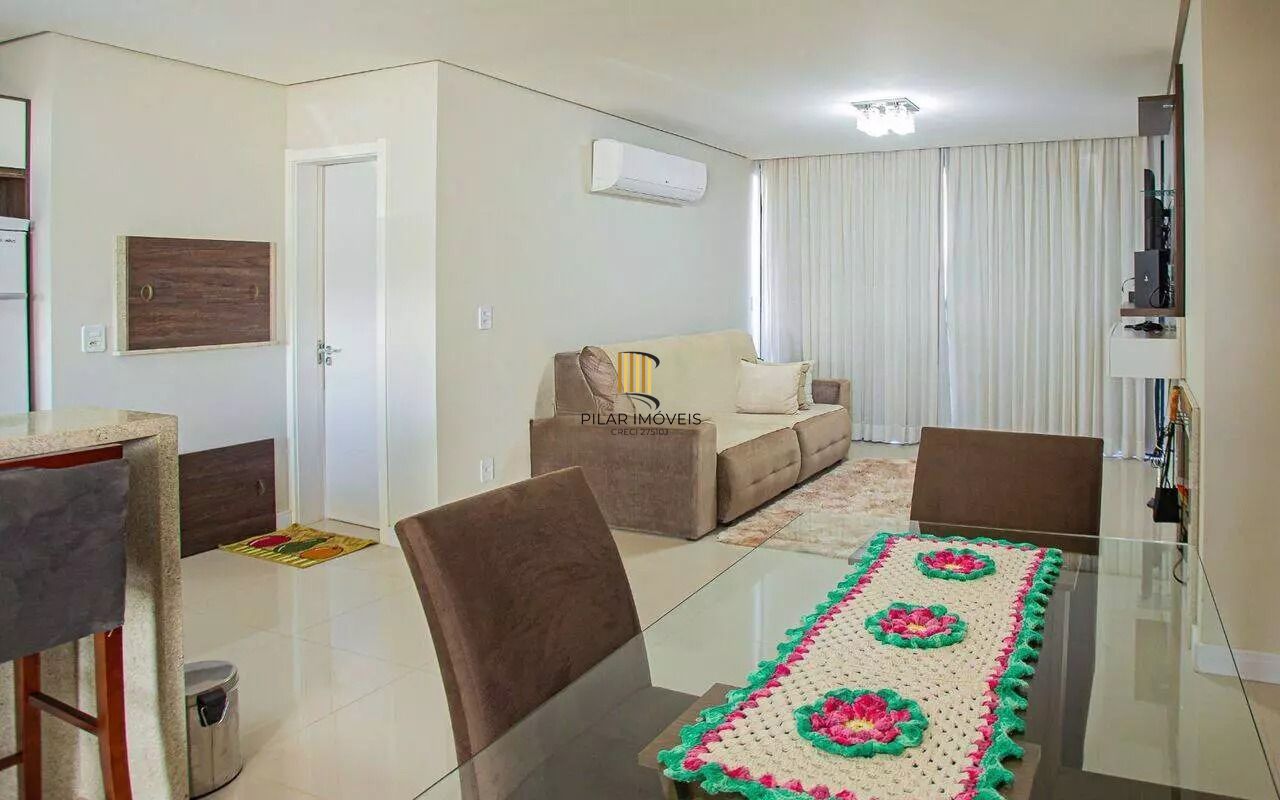 Casa em condomínio com 3 dormitórios, suíte e 2 vagas.