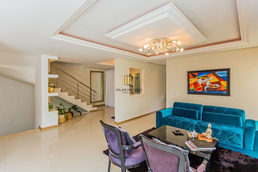 Casa em Condomínio com 3 dormitórios, suíte e 2 vagas cobertas.