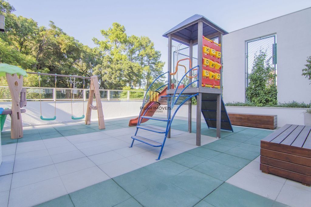 Amplo apartamento com 3 suítes, lavabo, lareira e 2 vagas individuais.