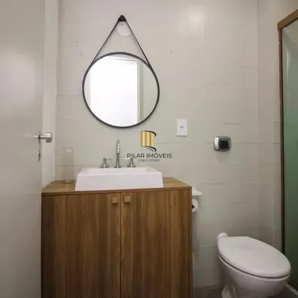 Apartamento com 2 dormitórios, banheiro auxiliar e 2 vagas cobertas.