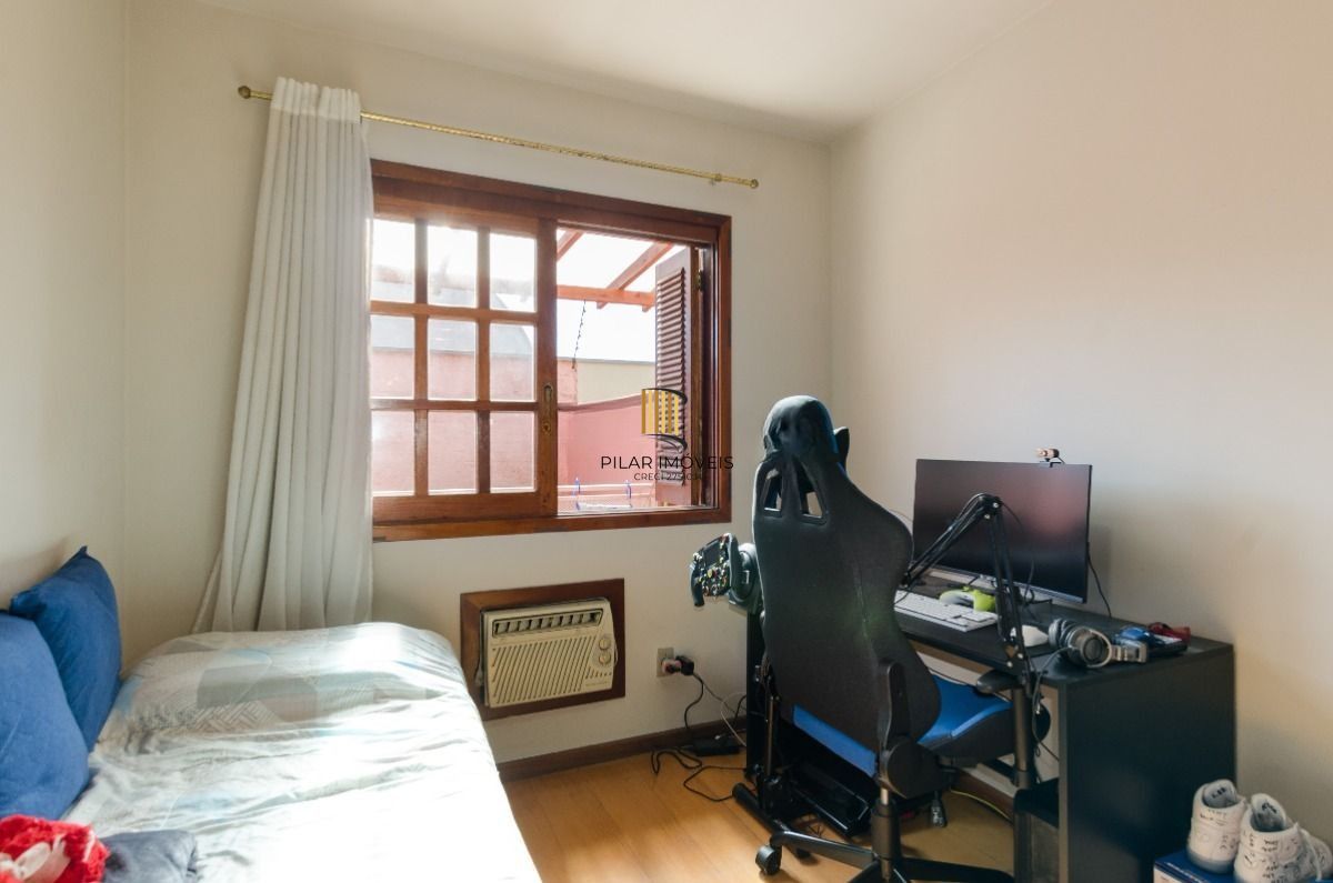 Casa em condomínio de 3 dormitórios sendo 1 suíte e 2 vagas de garagem no bairro Pedra Redonda, Zona Sul de Porto Alegre, RS.