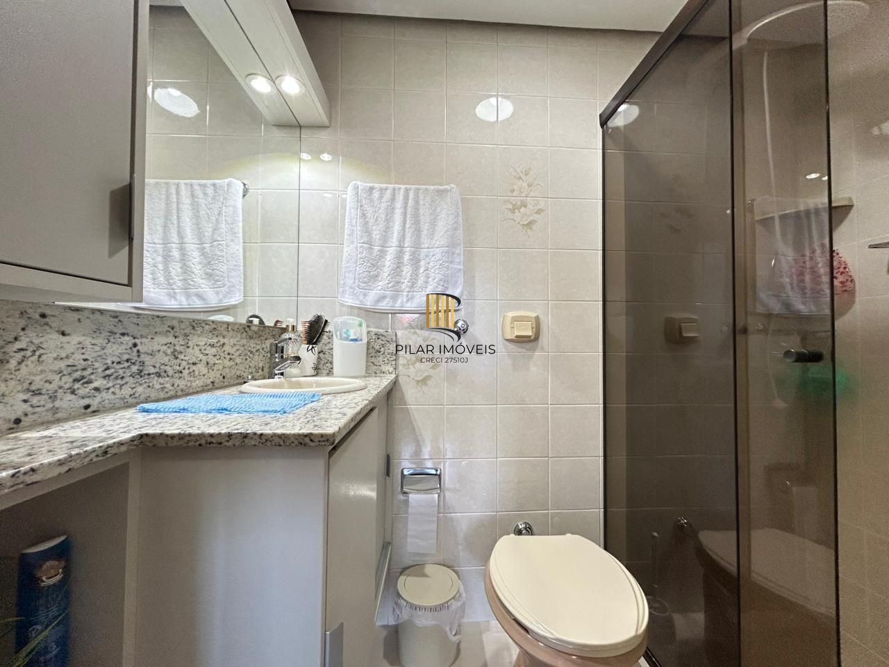 Apartamento de 2 dormitórios, suíte, sacada com churrasqueira e vaga coberta.