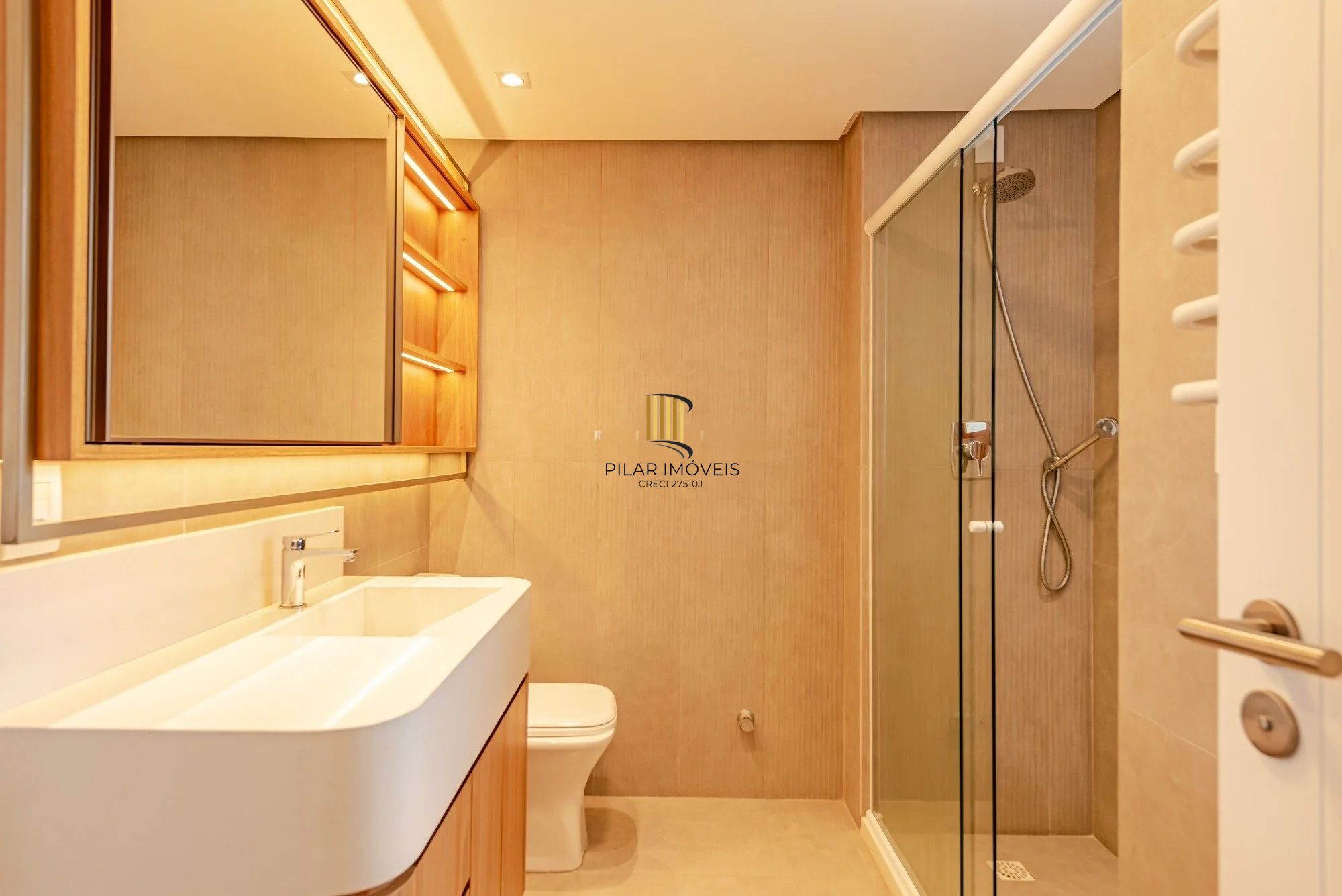 Casa em condomínio com 3 dormitórios, suíte e 3 vagas.