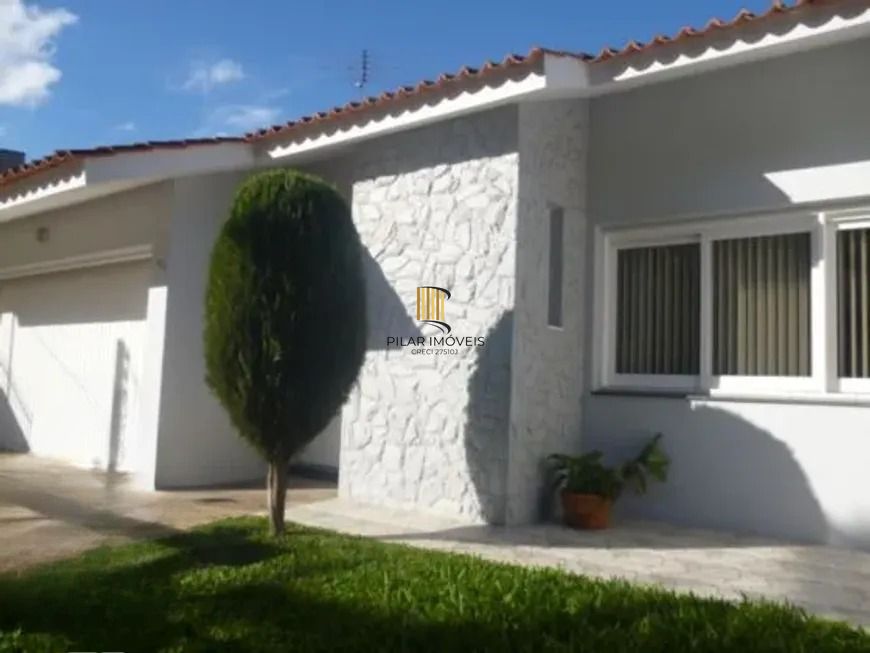 Casa térrea com 3 dormitórios, suíte e 3 vagas.