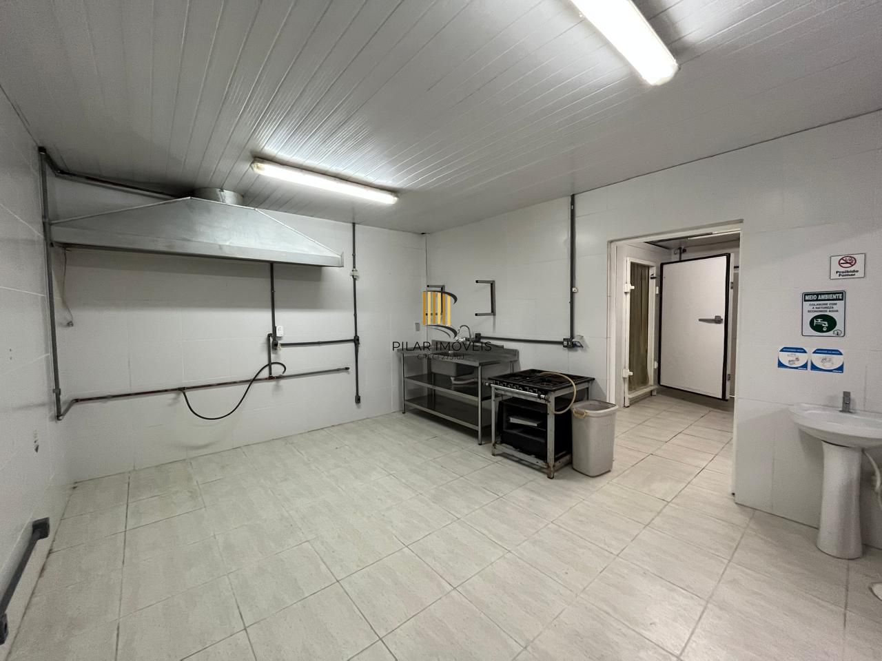 Prédio Comercial à venda com 5 salas, 400m², 6 vagas, Rua Laudelino Freire no bairro Sarandi em Porto Alegre