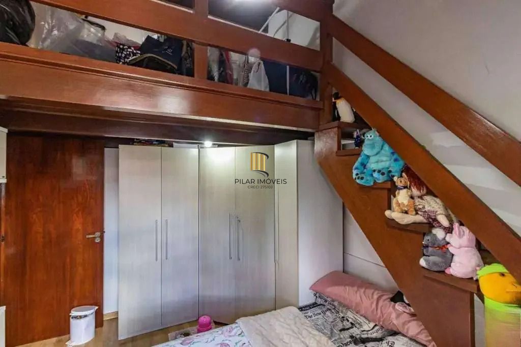 Casa com 4 dormitórios, suíte, piscina e 4 vagas.