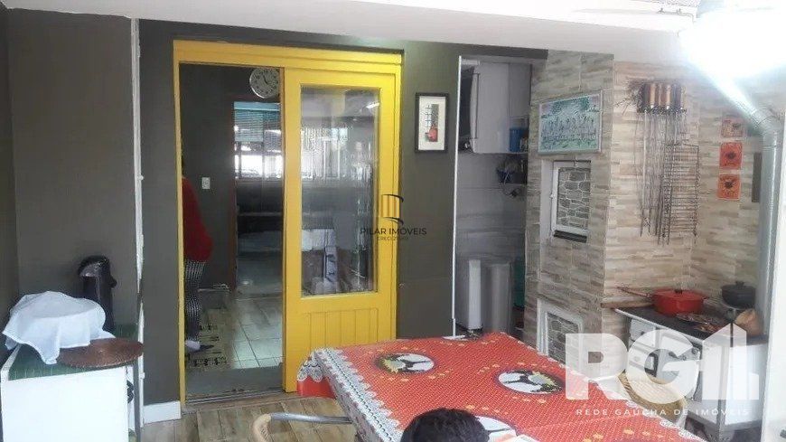 Casa residencial com 3 dormitórios 90m² privativos, e 2 vagas à venda no bairro Parque Santa Fé em Porto Alegre