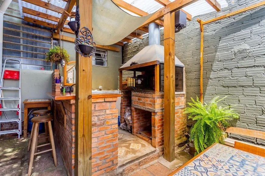 Casa térrea com 3 dormitórios, amplo pátio e 2 vagas de garagem cobertas.