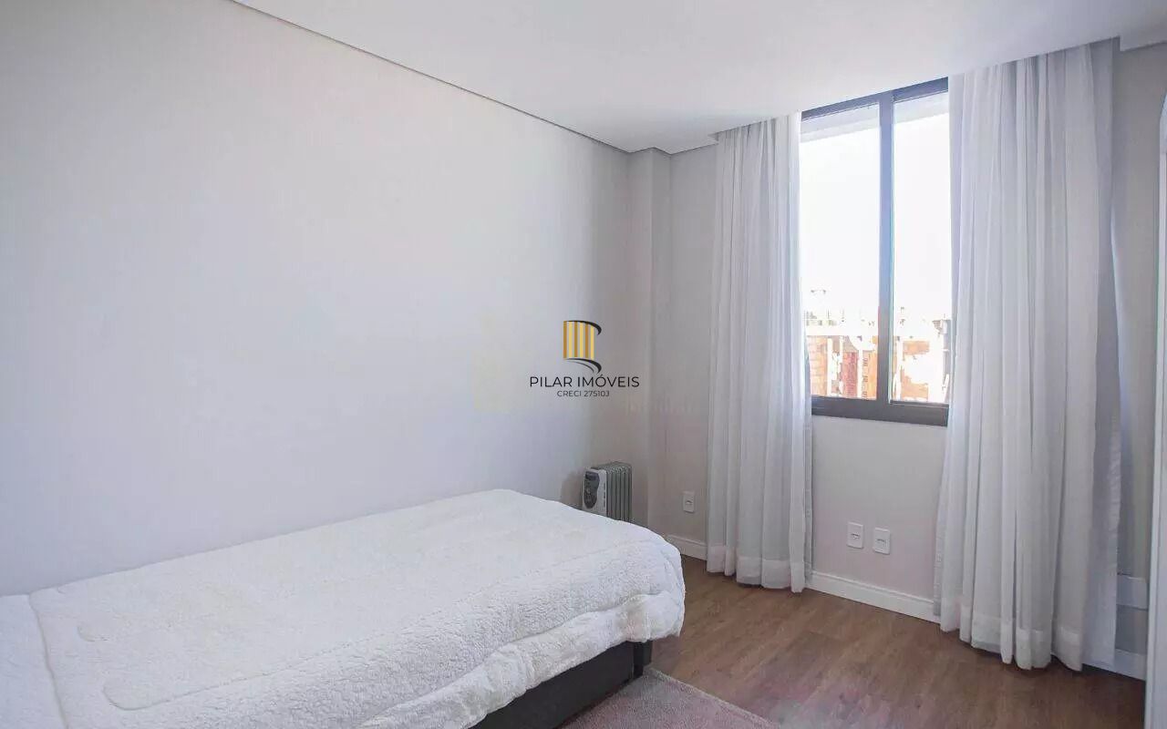 Casa em condomínio com 3 dormitórios, suíte e 2 vagas.