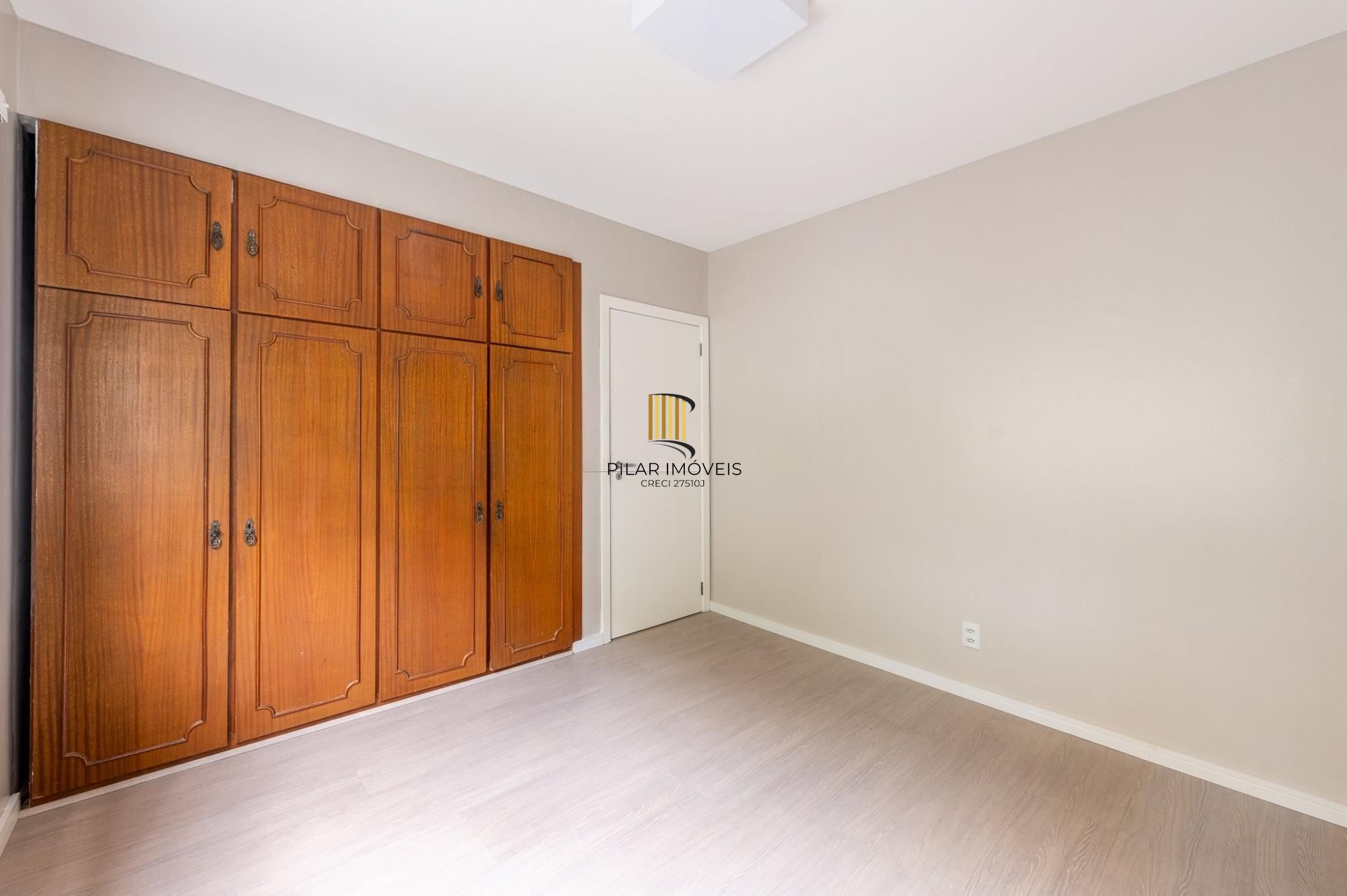 Apartamento 3 dormitórios, suíte, amplo living e vaga coberta.