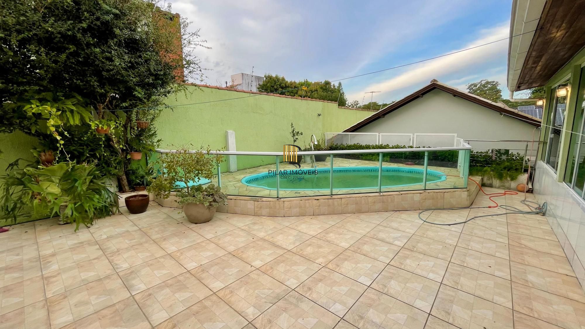 Casa térrea 100% mobiliada com 3 dormitórios, suíte, piscina e 3 vagas.