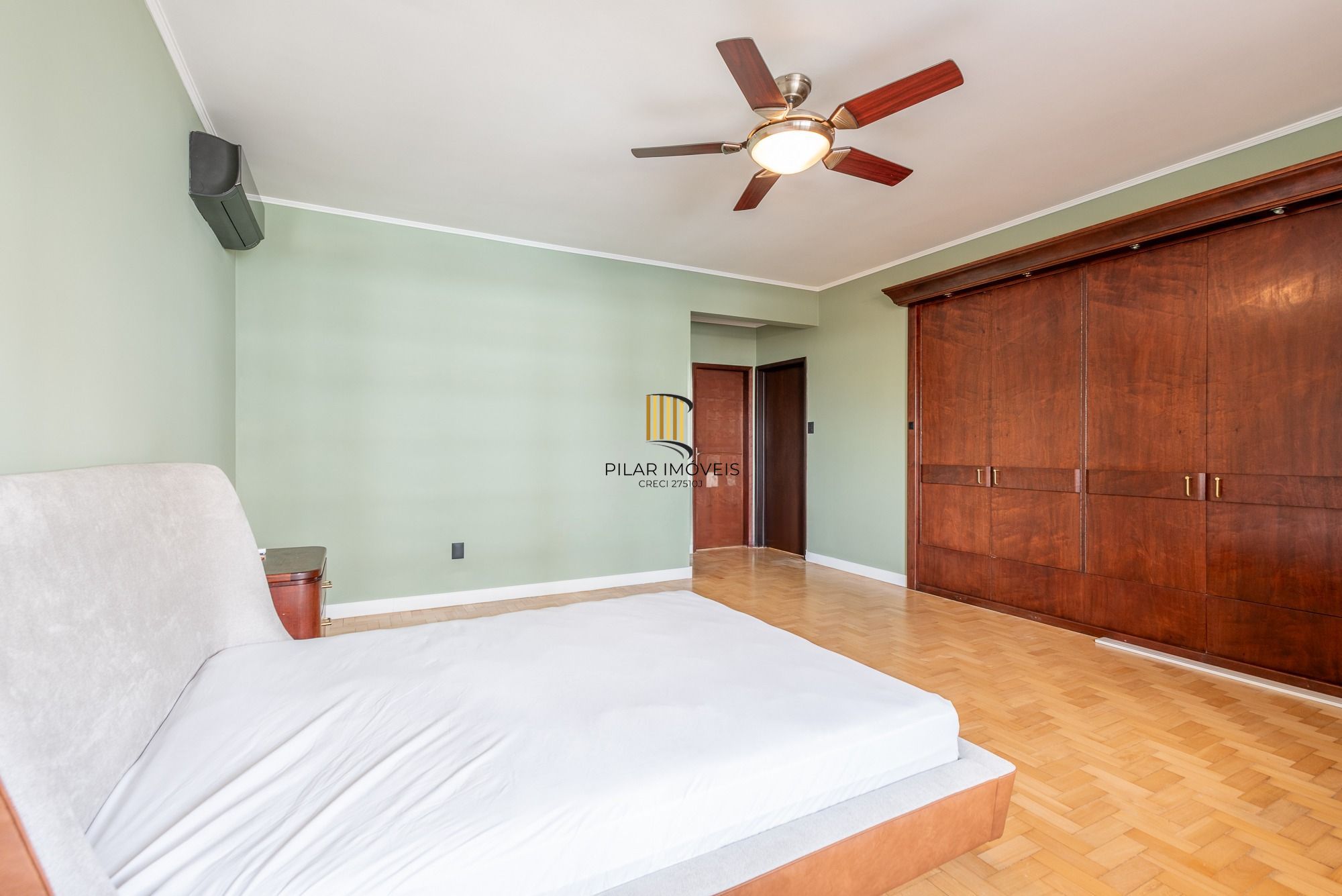 Apartamento com 295m² e 3 dormitórios, 1 suíte, 2 vagas individuais, no bairro Independência