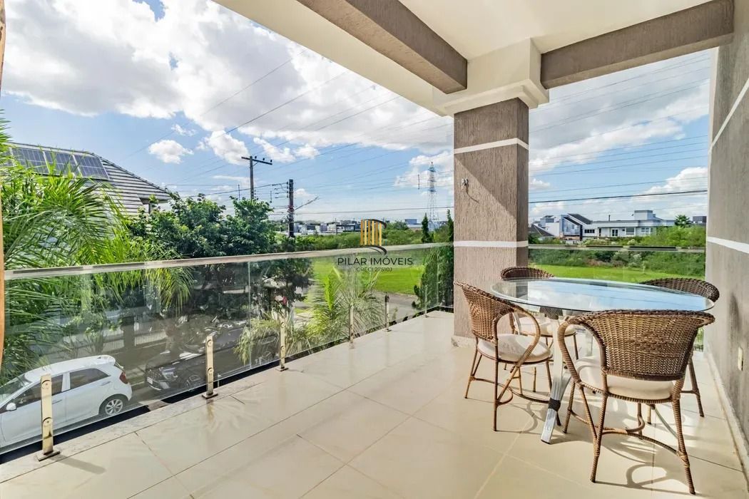 Casa térrea com 3 dormitórios, suíte e 2 vagas.