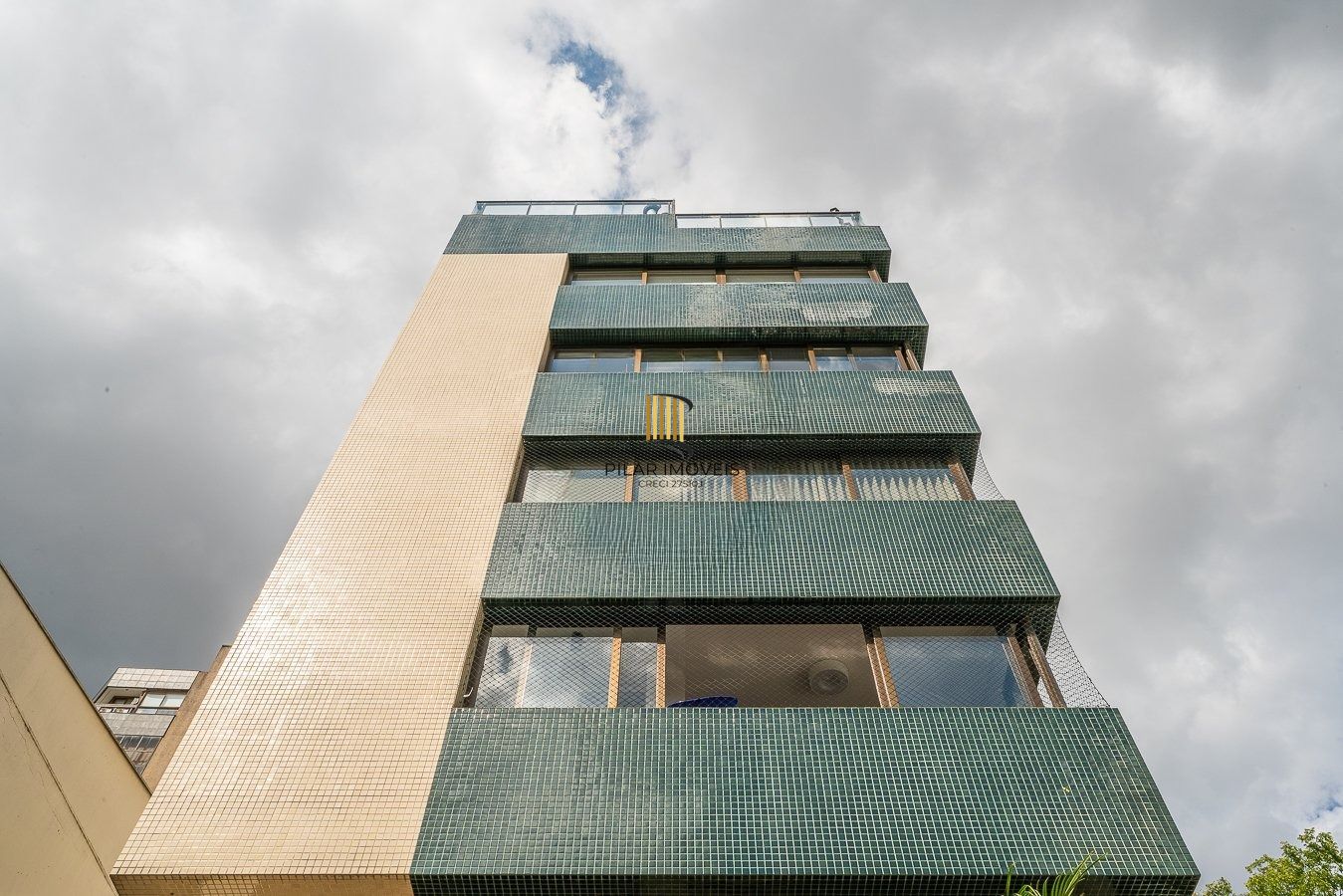 Apartamento de 3 dormitórios com 1 suíte, semimobiliado.