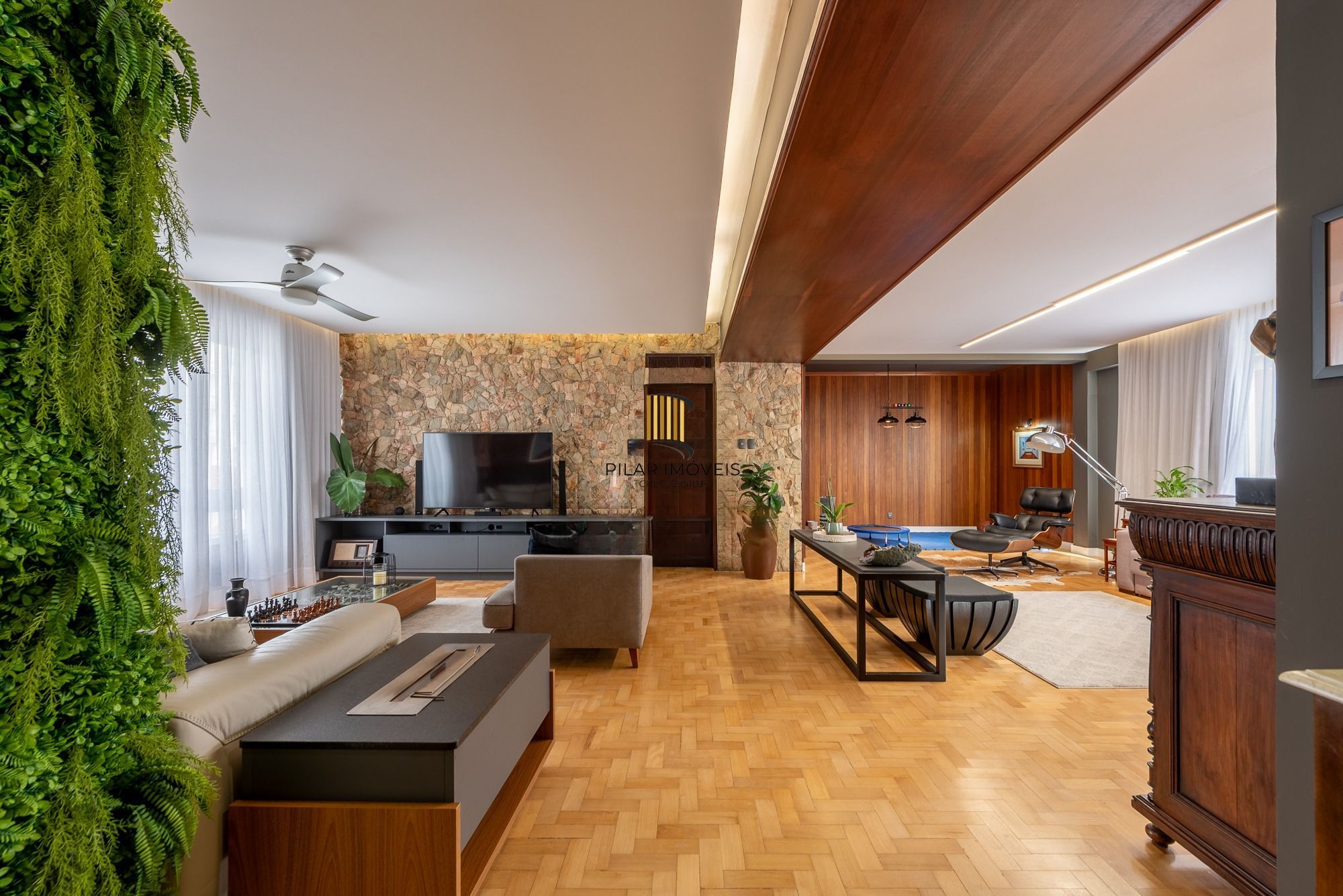 Apartamento com 295m² e 3 dormitórios, 1 suíte, 2 vagas individuais, no bairro Independência
