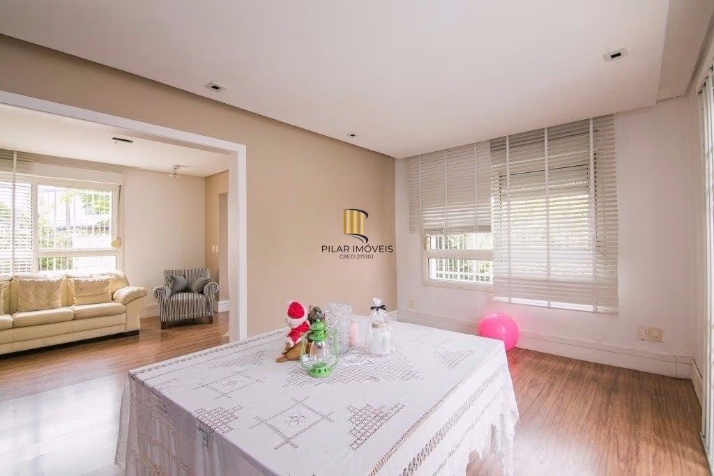 Casa de esquina com 6 dormitórios, 430m², piscina, 4 vagas