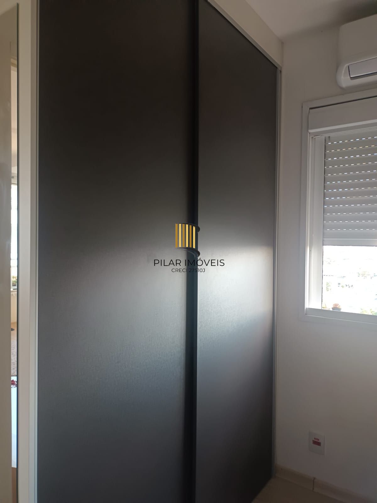 Apartamento de 3 dormitórios com living estendido, semi mobiliado, suíte e churrasqueira.