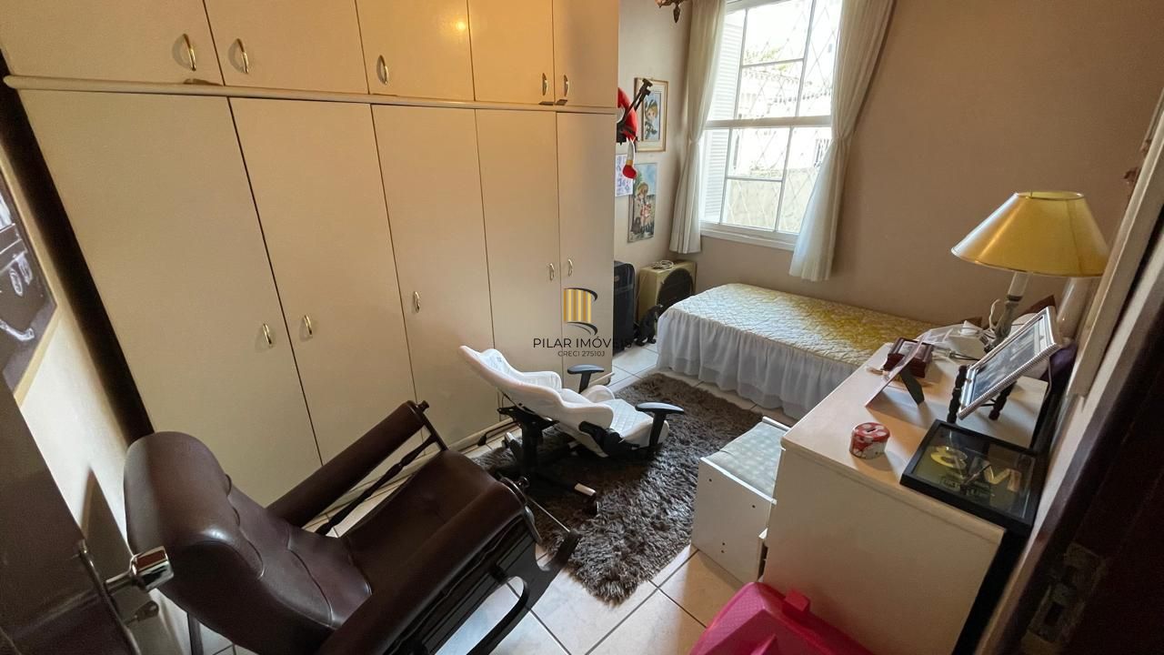 Casa com pátio com 3 dormitórios, 2 banheiros e 4 vagas.