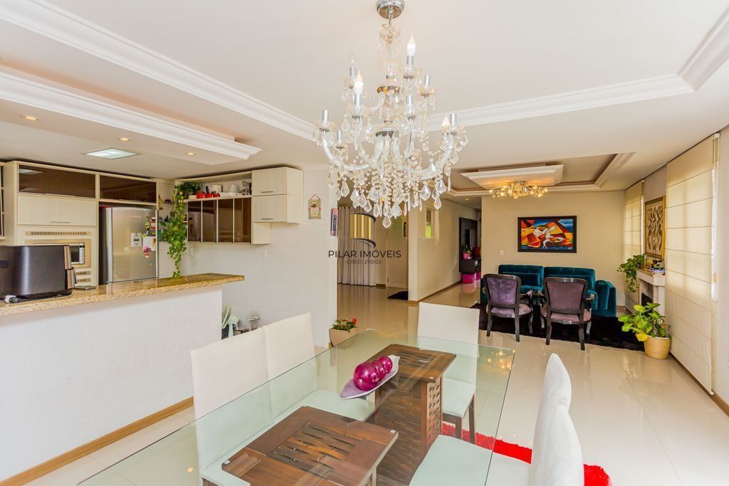 Casa em Condomínio com 3 dormitórios, suíte e 2 vagas cobertas.