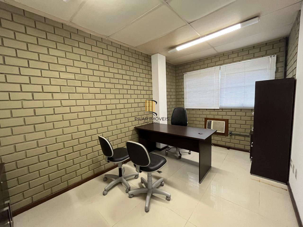 Prédio Comercial à venda com 5 salas, 400m², 6 vagas, Rua Laudelino Freire no bairro Sarandi em Porto Alegre