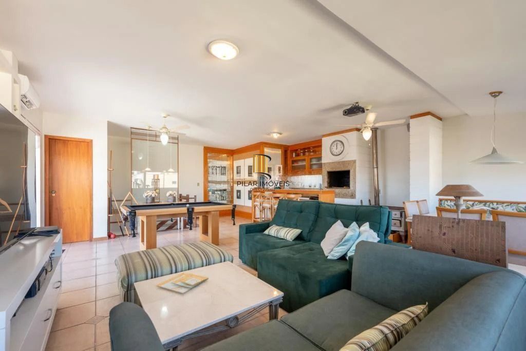 Cobertura com 3 dormitórios, suíte, piscina e churrasqueira.