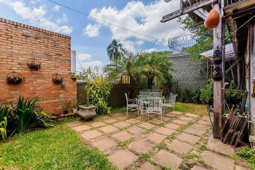 Casa térrea com 3 dormitórios, amplo pátio e 2 vagas de garagem cobertas.