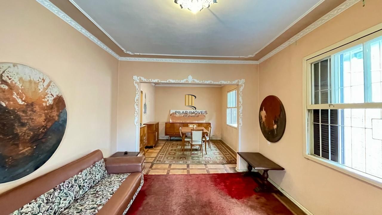 Casa com living integrado, churrasqueira e amplo terreno