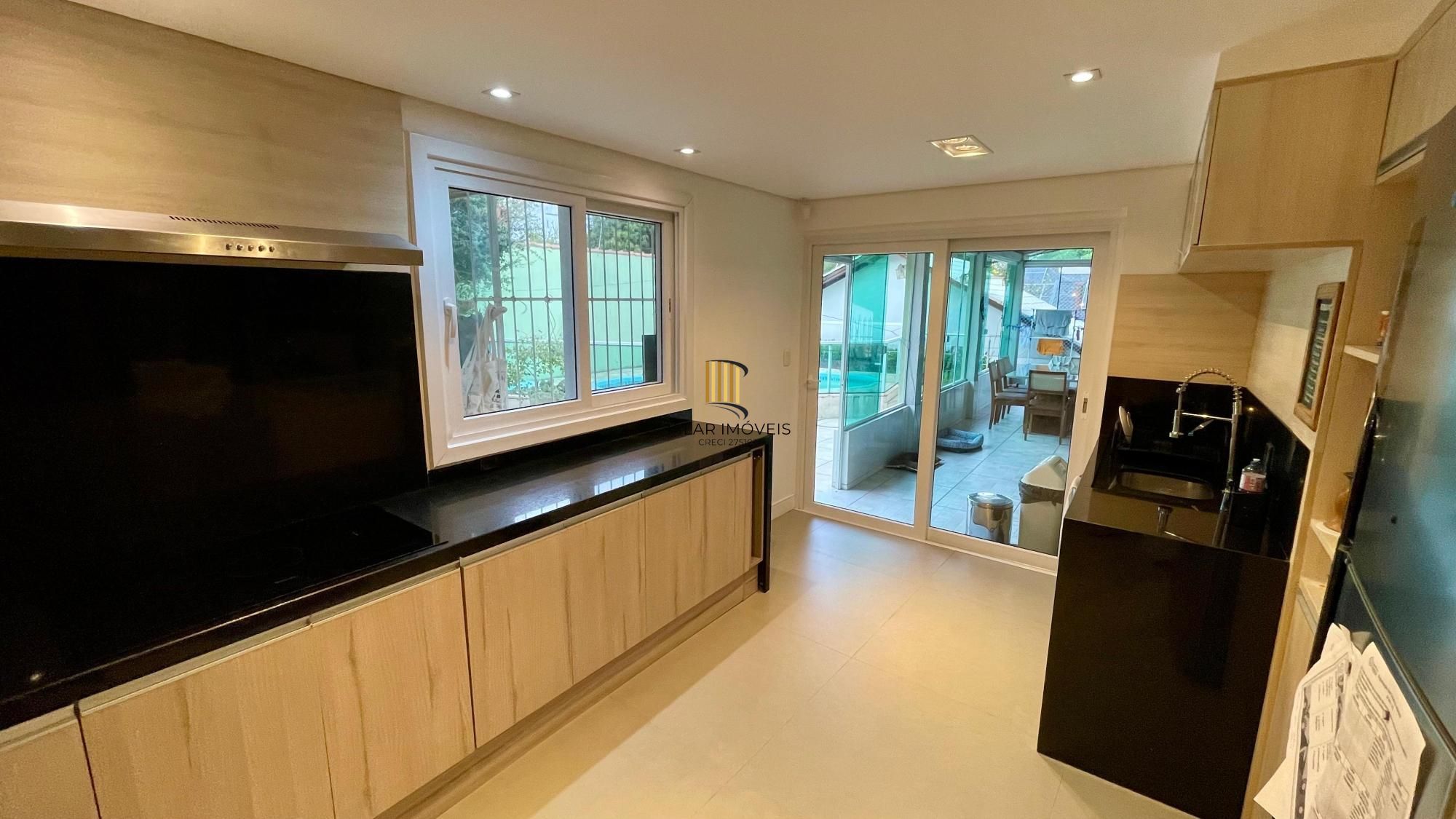 Casa térrea 100% mobiliada com 3 dormitórios, suíte, piscina e 3 vagas.