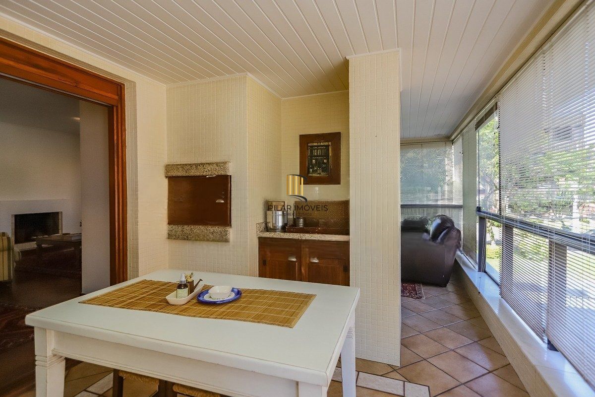 Apartamento com 3 dormitórios, suíte, 2 vagas e varanda com churrasqueira.