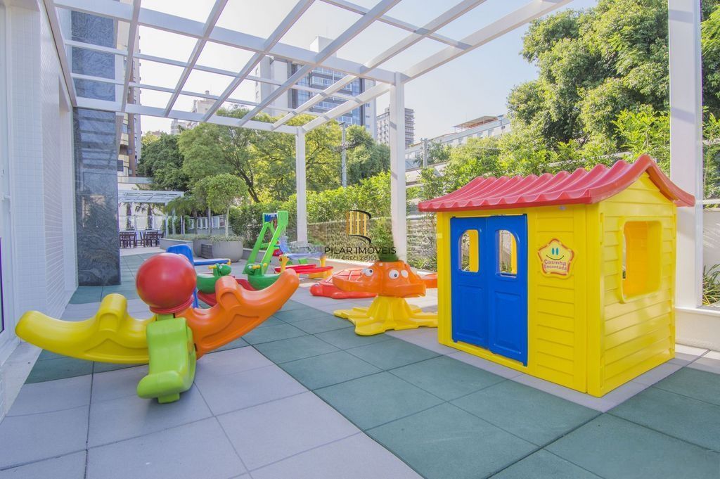 Amplo apartamento com 3 suítes, lavabo, lareira e 2 vagas individuais.