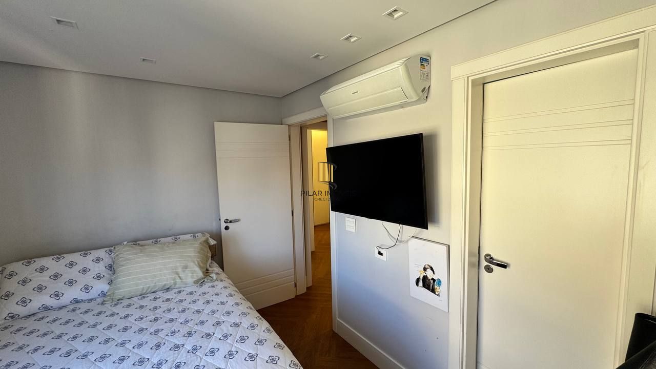 Amplo apartamento com 3 suítes, lavabo, lareira e 2 vagas individuais.