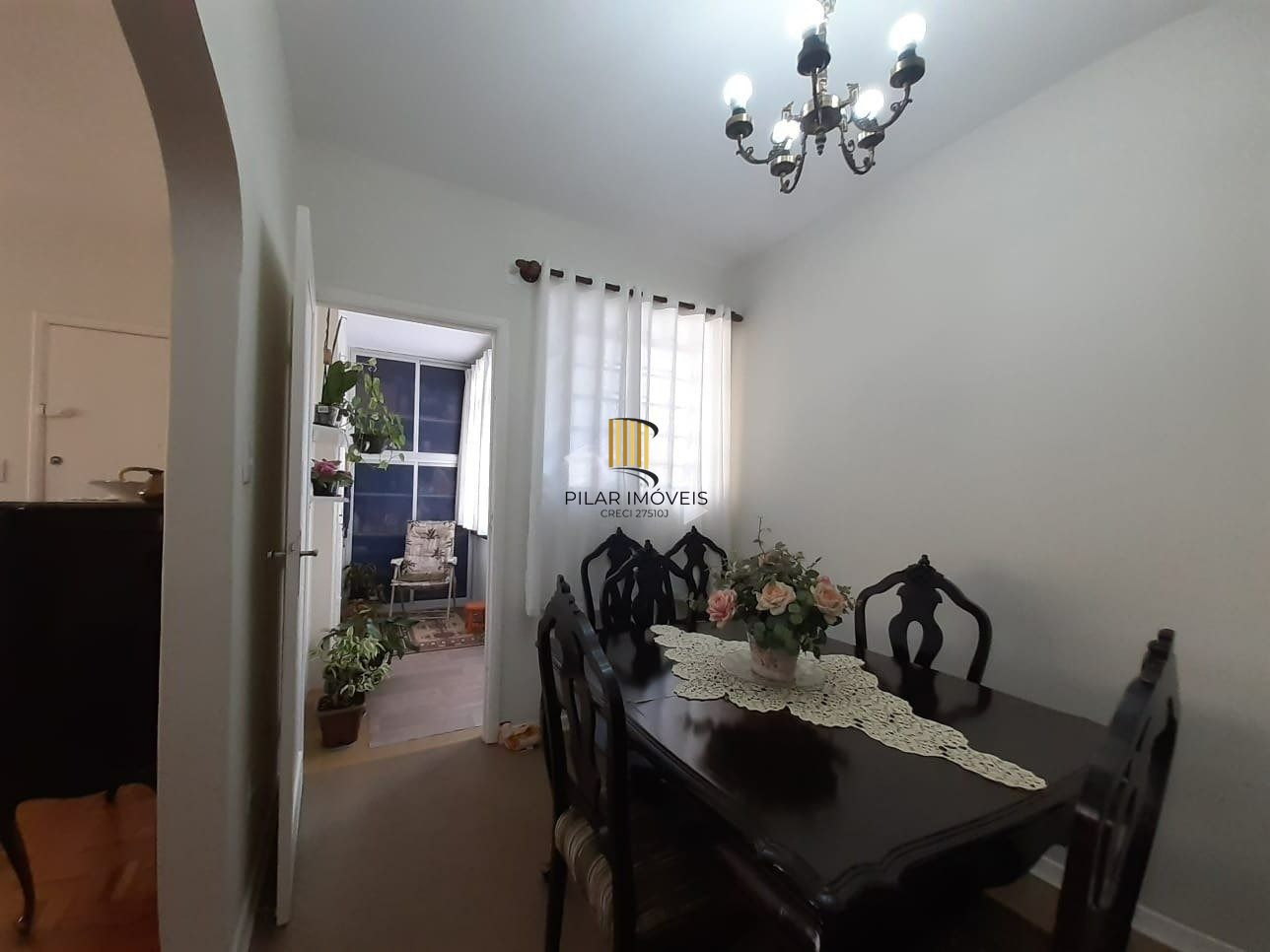 Apartamento com 3 dormitórios, living 2 ambientes, banheiro social, total de 109,57m² privativos, cozinha e área de serviço separadas.