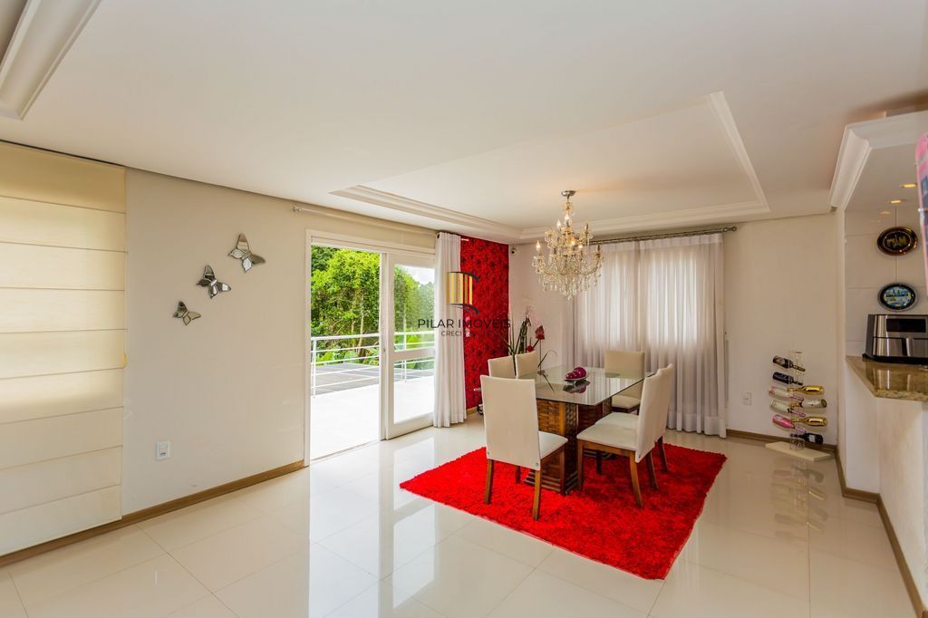 Casa em Condomínio com 3 dormitórios, suíte e 2 vagas cobertas.
