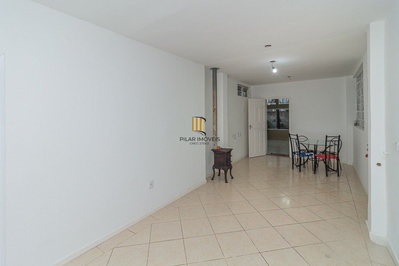 Casa térrea com 3 dormitórios, suíte e 2 vagas,