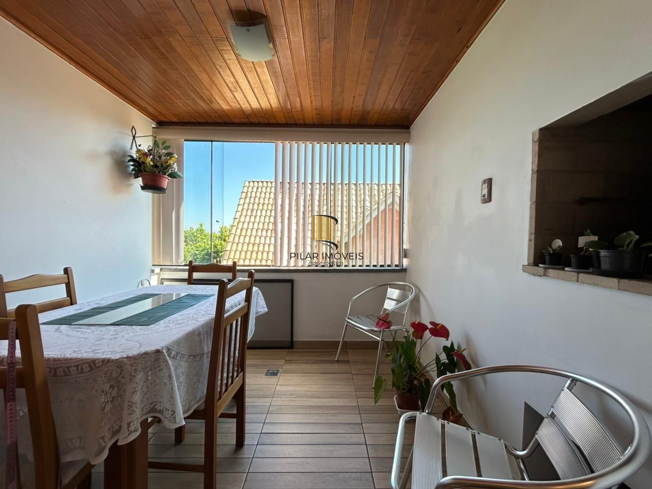 Apartamento de 2 dormitórios, suíte, sacada com churrasqueira e vaga coberta.