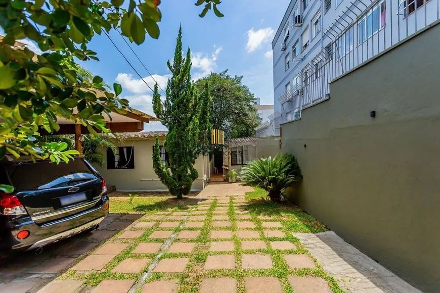 Casa térrea com 3 dormitórios, amplo pátio e 2 vagas de garagem cobertas.