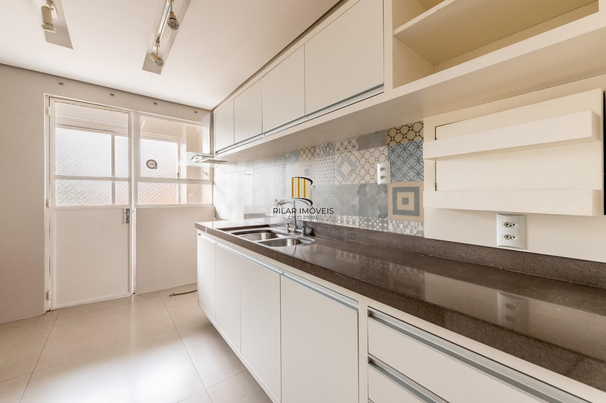 Apartamento 3 dormitórios, suíte, amplo living e vaga coberta.