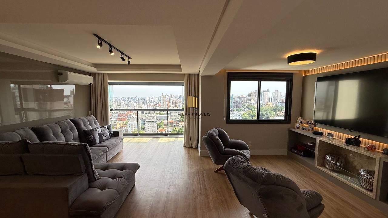 Apartamento mobiliado de 2 dormitórios com suíte e 2 vagas no Petrópolis