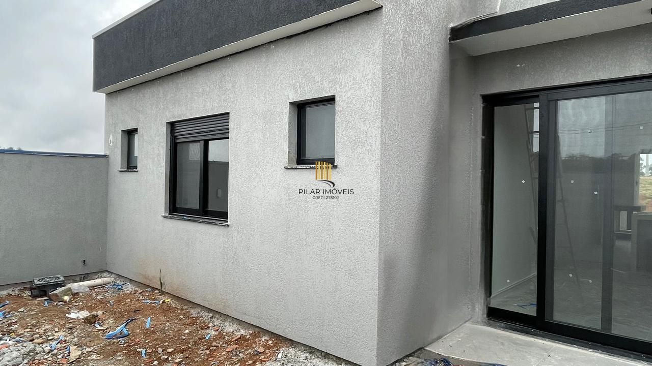 Casa em condomínio com 3 dormitórios, 2 suítes, churrasqueira, lareira e 2 vagas.