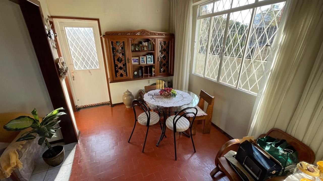 Casa com pátio com 3 dormitórios, 2 banheiros e 4 vagas.