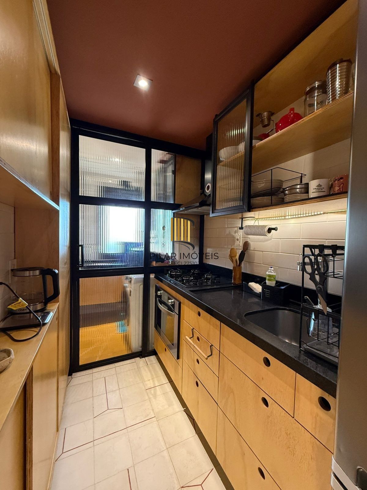 Apartamento com 2 dormitórios, suíte e churrasqueira.