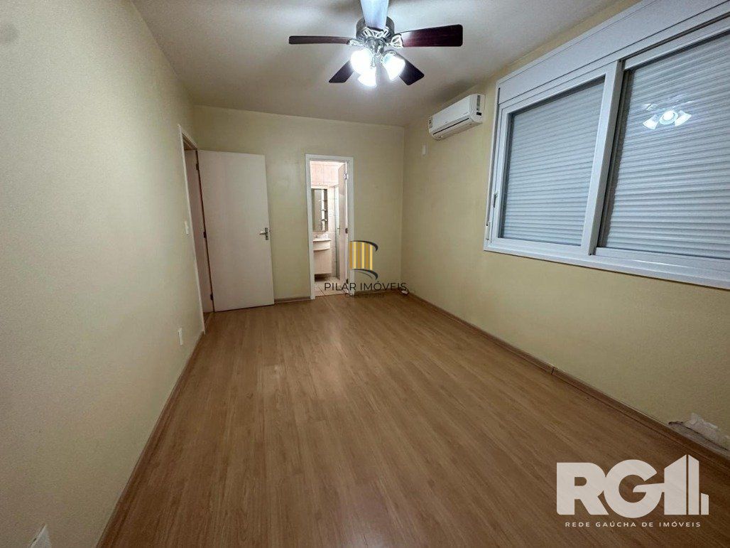 Casa reformada com pátio e espaço gourmet em frente à praça