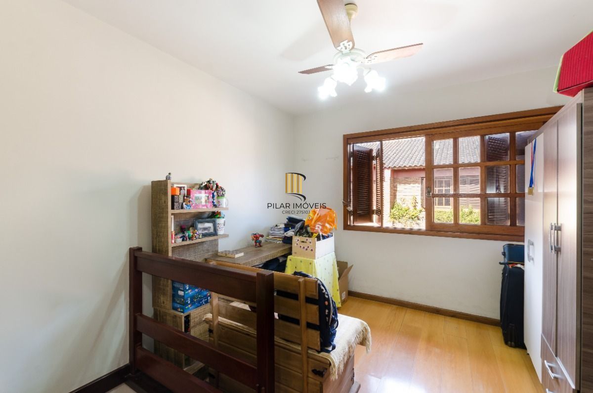 Casa em condomínio de 3 dormitórios sendo 1 suíte e 2 vagas de garagem no bairro Pedra Redonda, Zona Sul de Porto Alegre, RS.