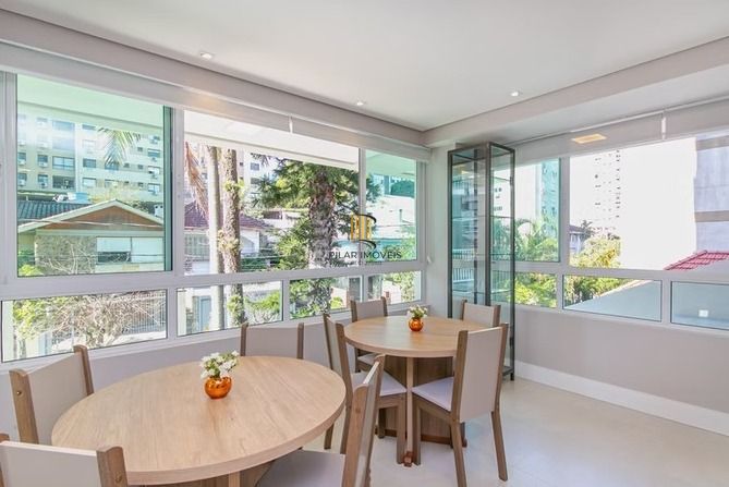 Apartamento 100% decorado com 92m², suíte, churrasqueira e 2 vagas de garagem.