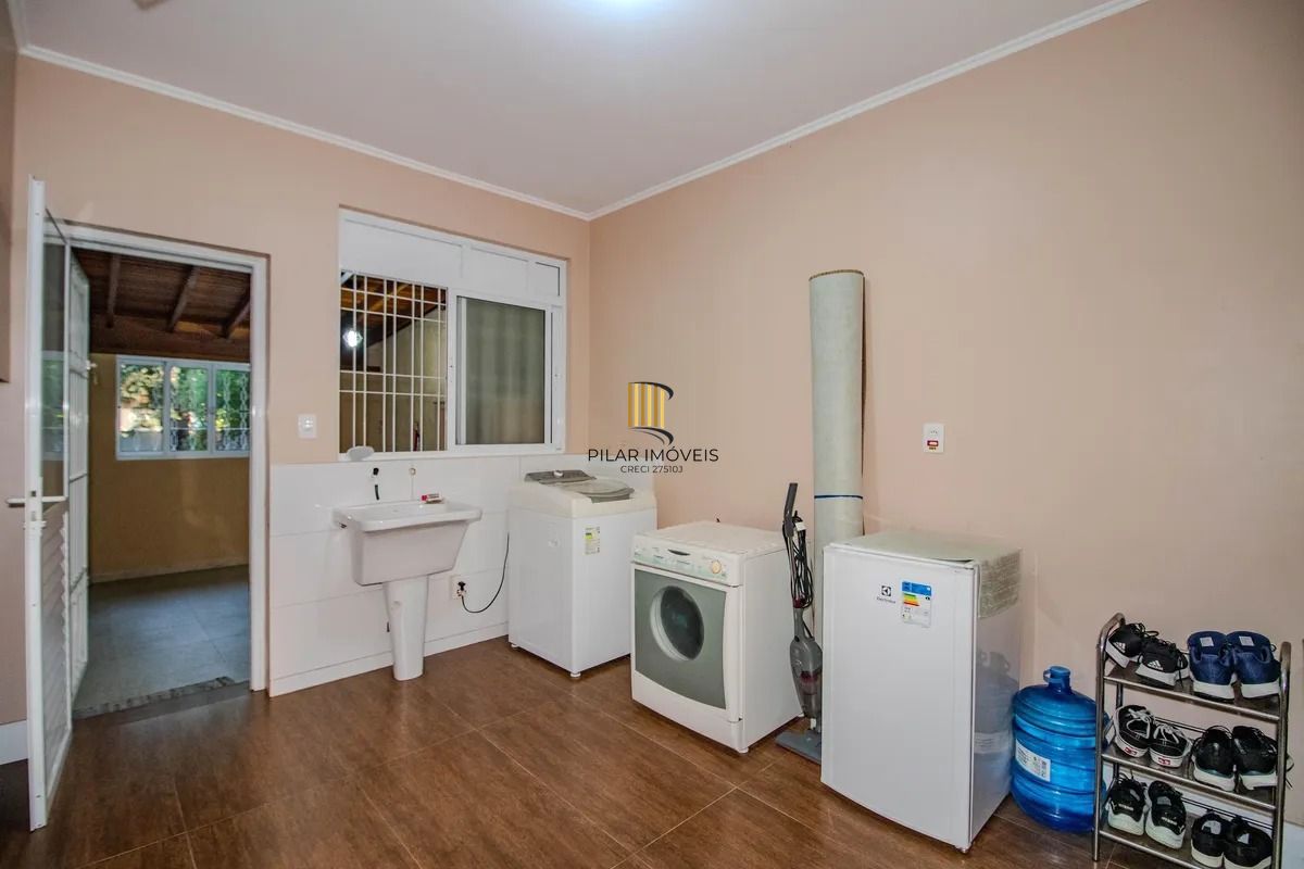 Casa Reformada com 5 Dormitórios e Amplo Pátio